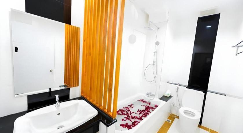 จีที เรสซิเดนซ์ โฮเต็ล Hotel บุรีรัมย์ ภายนอก รูปภาพ